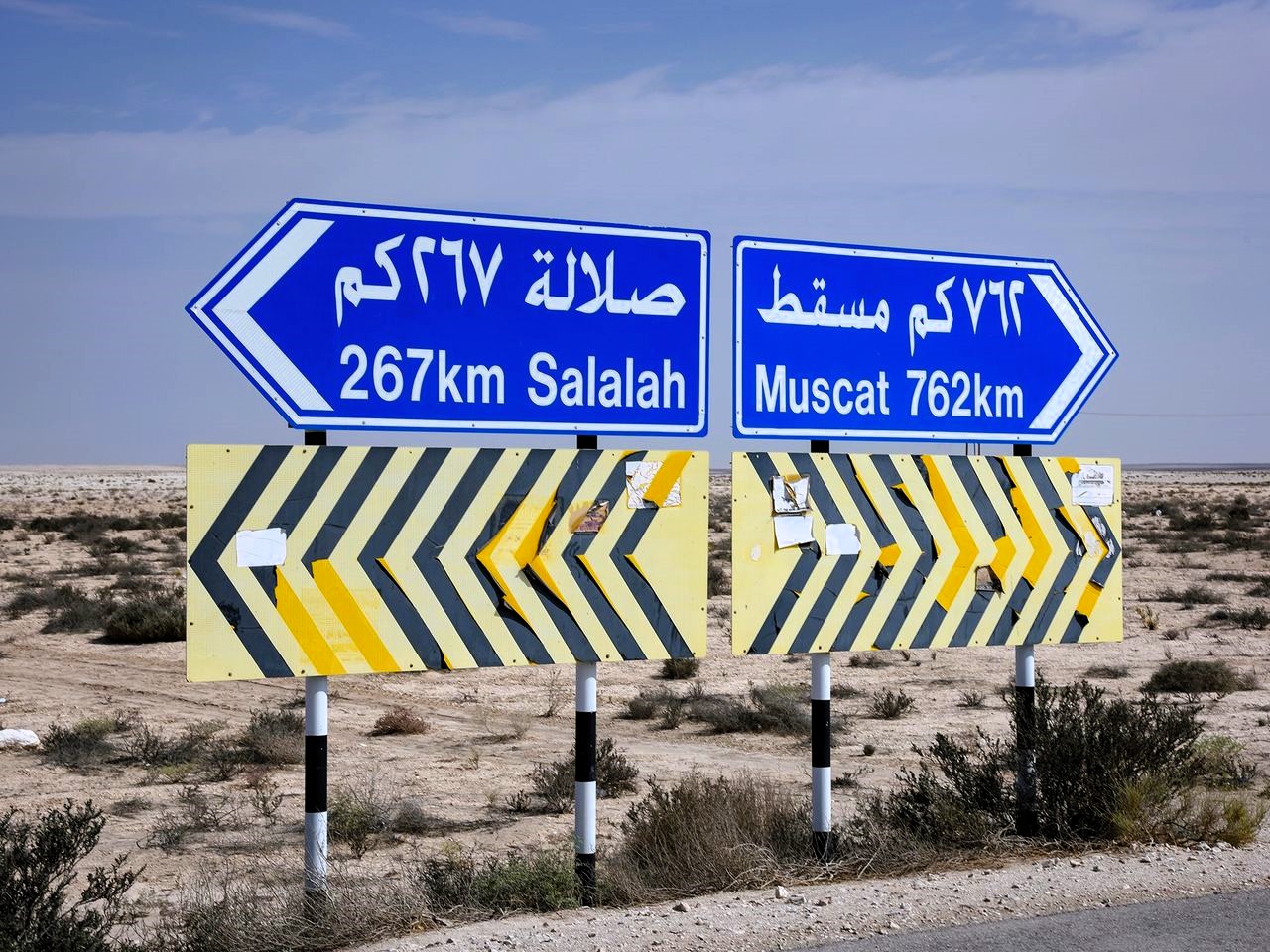 Dvojitá směrová cedule v poušti Rub al khali mezi dvěma největšími městy v Ománu Muscat a salalah