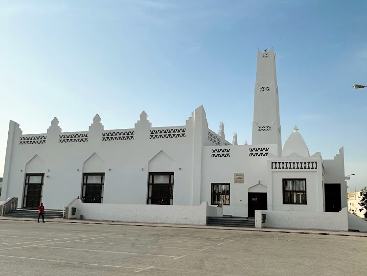 Na obrázku je mešita Aqeel (Masjid Aqeel) v Salalahu v Ománu.