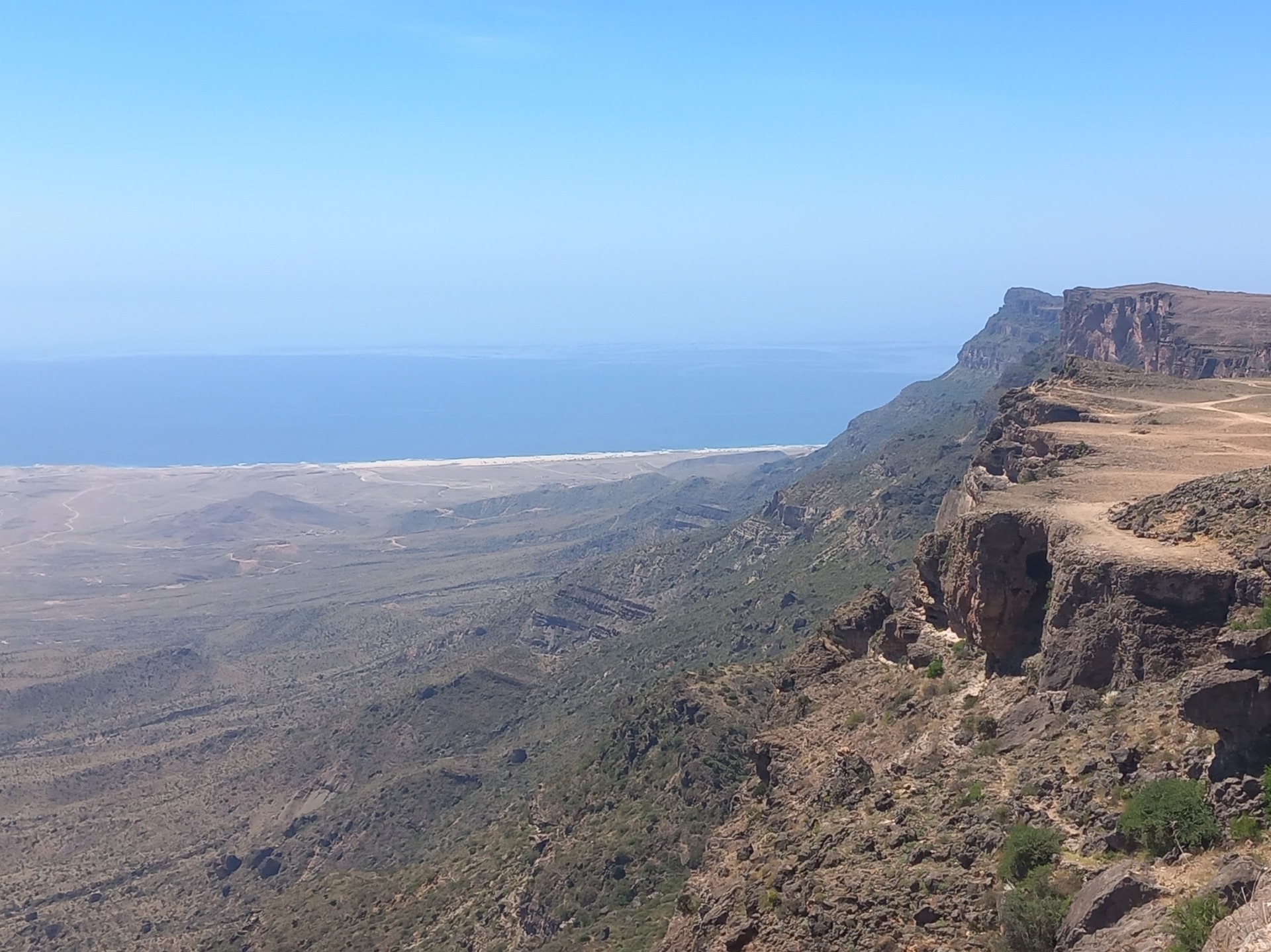 Z vyhlídky na Jabal Samhan u Salalah je panoramatický výhled na Arabské moře, pobřeží a město Mirbat.