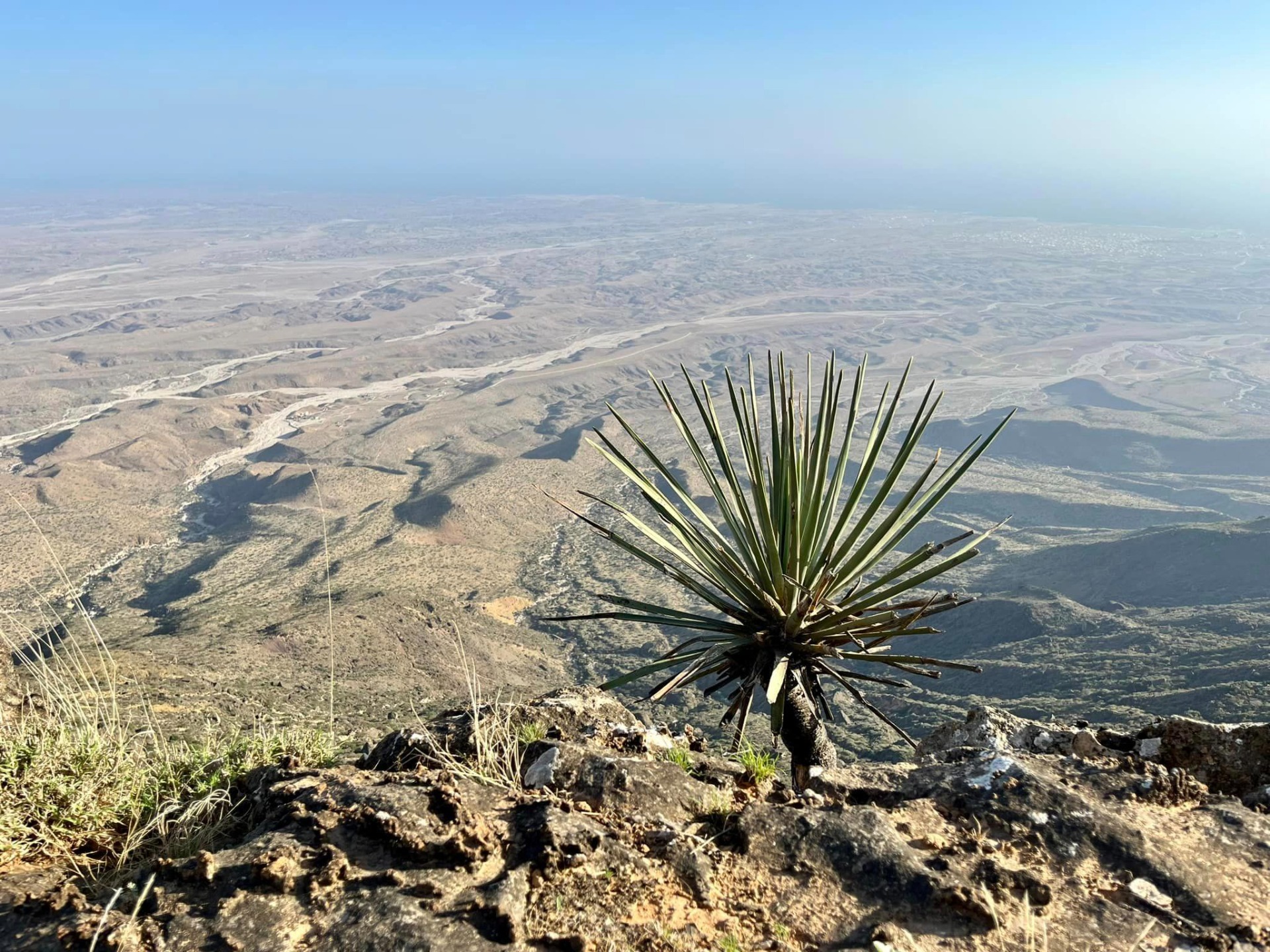 Oblast pohoří Jabal Samhan u Salalah je známá svými úchvatnými vápencovými útesy a hlubokými kaňony.