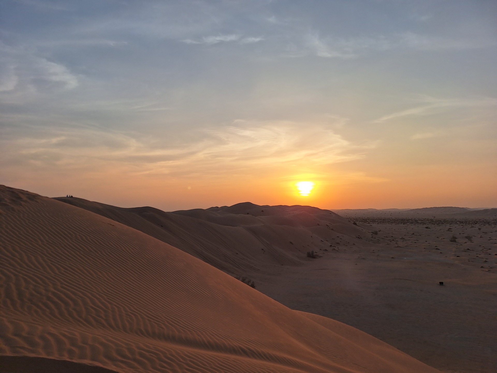 Západ slunce nad dunami pouště Rub al khalí v Ománu,