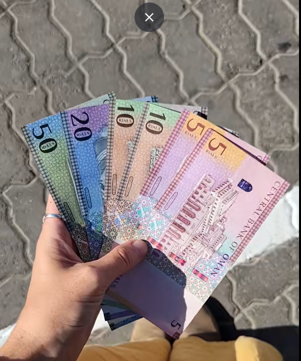 Bankovky ománského rijálu (OMR). Jeden rijál má vysokou hodnotu (přes 50 Kč) a dělí se na menší bankovky zvané baisa.