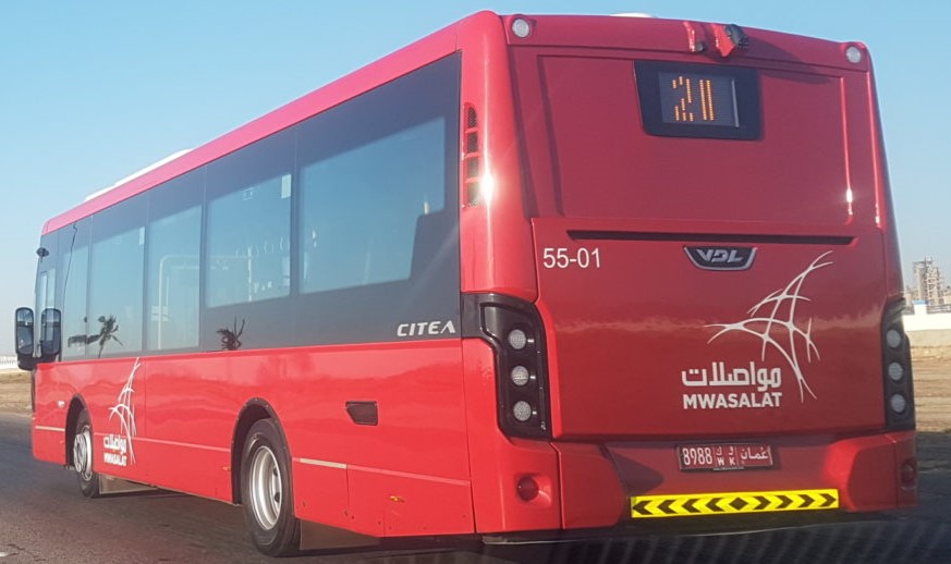 Červený městský autobus s nápisem MWASALAT 