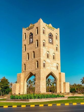 Salalah Clock Tower (Hodinová věž Salalah), známá také jako Burj Al Nahdah. Tato památka se nachází v centru města Salalah v guvernorátu Dhofár v Sultanátu Omán.