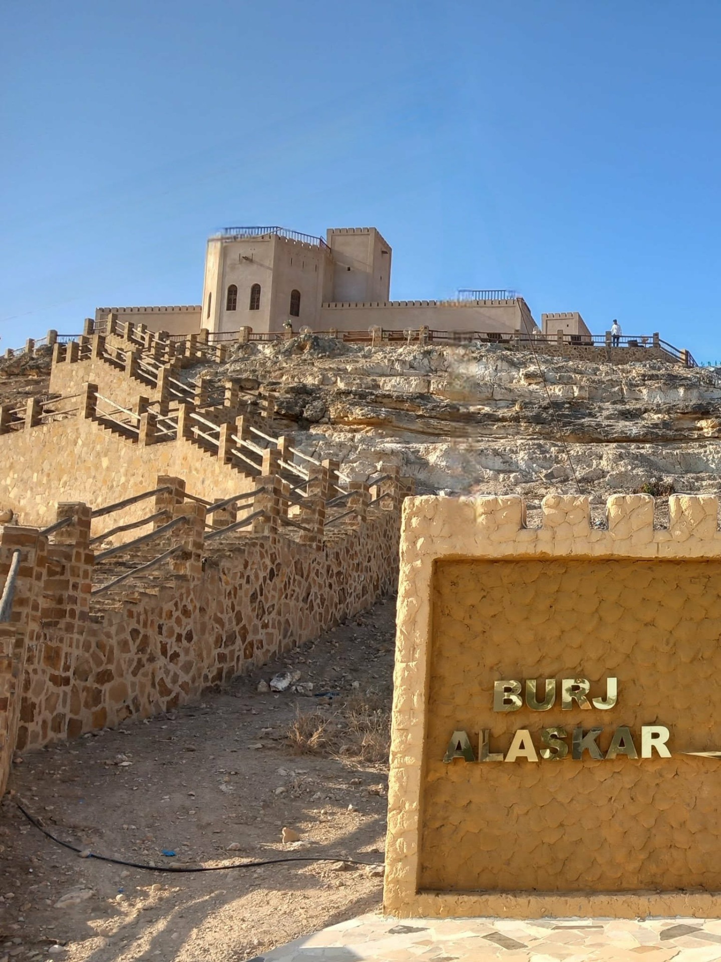 Kamenná pevnost Burj al Askar nad městem Taqah v Ománu