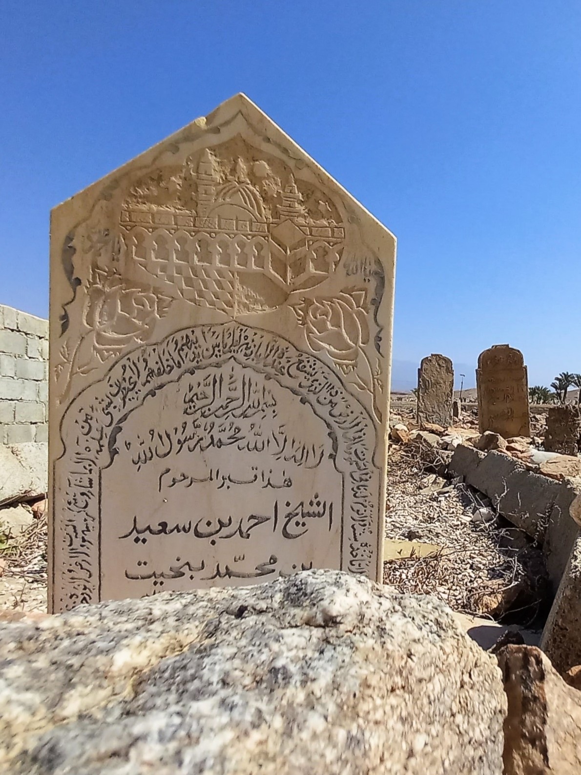 starý náhrobek na muslimském hřbitově u Mirbatu v Ománu