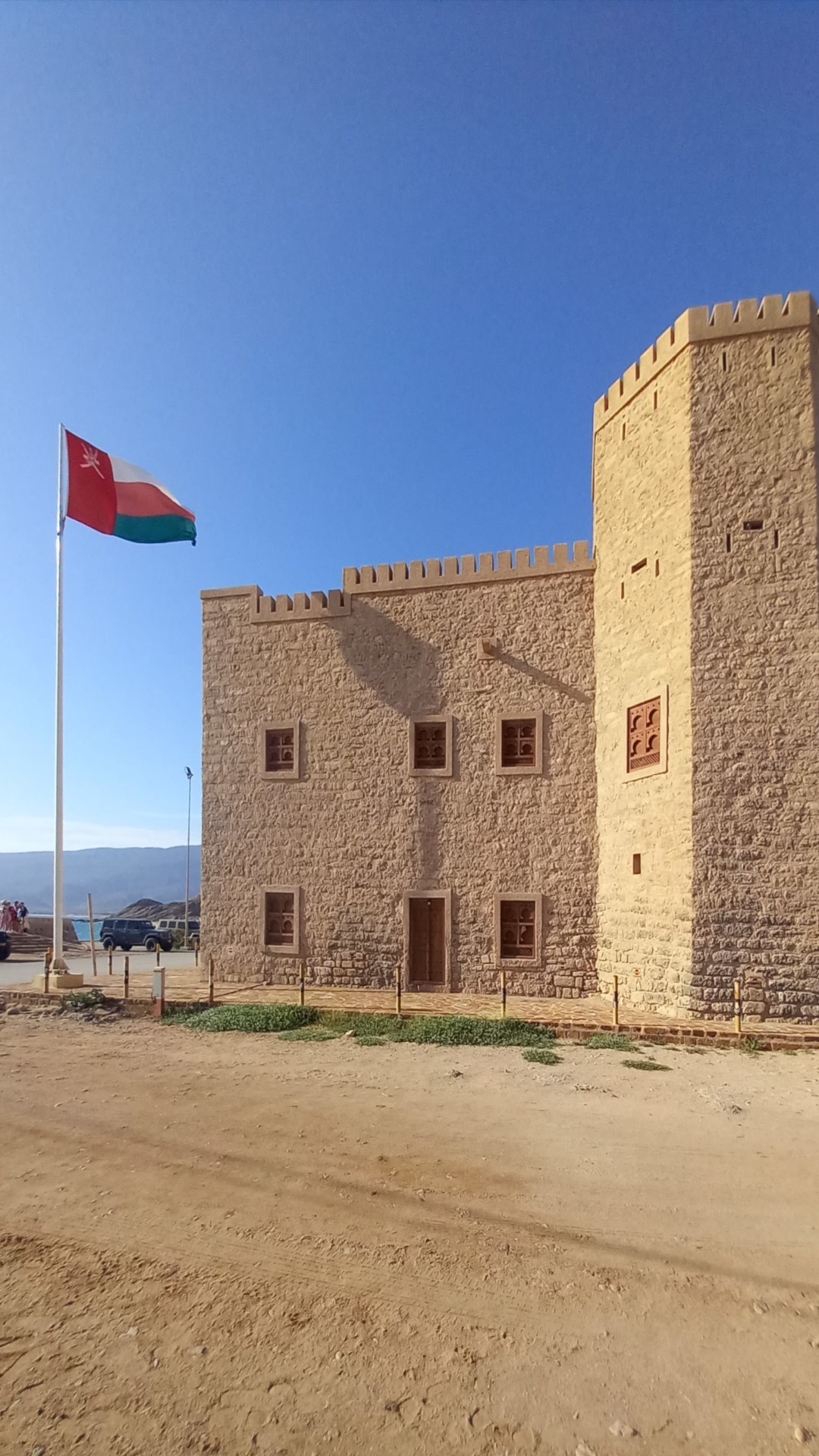 Starý hrad na pobřeží se nachází v historickém přístavním městě Mirbat, přibližně 70 km východně od Salalah v Ománu.