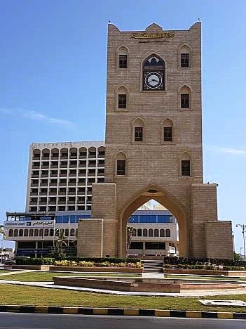hodinová věž Burj Al Nahdah v Salalah v Ománu.Tato ikonická památka se nachází na kruhovém objezdu