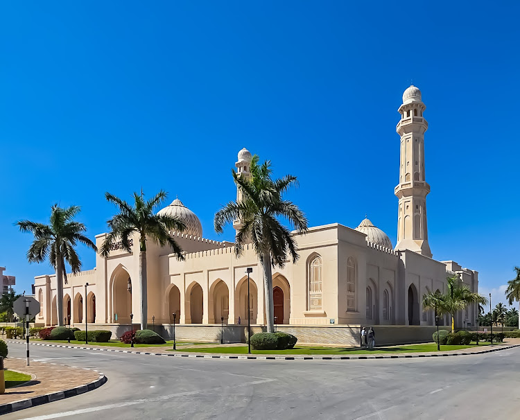 Mešita sultána Kábúse v Salalah je největší mešita ve městě a jedna z mála, do které mají povolený vstup i nemuslimové.