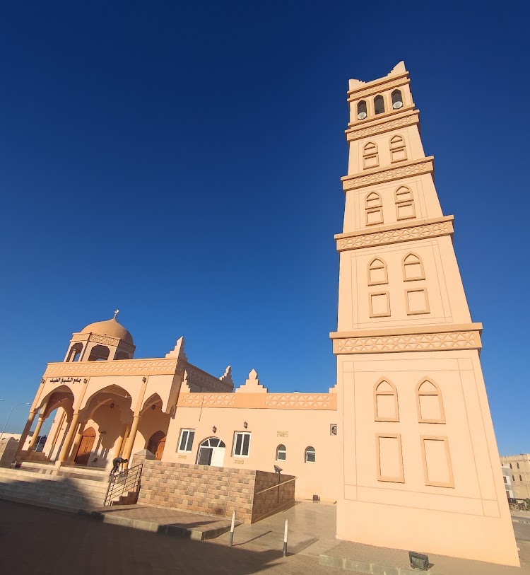 mešita Sheikh Al Afif v Taqah v jižním Ománu známá svým čtvercovým minaretem
