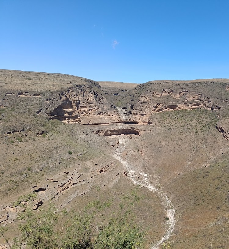 Pohled do skalnaté propadliny Taiq Cave v ománském Dhofáru