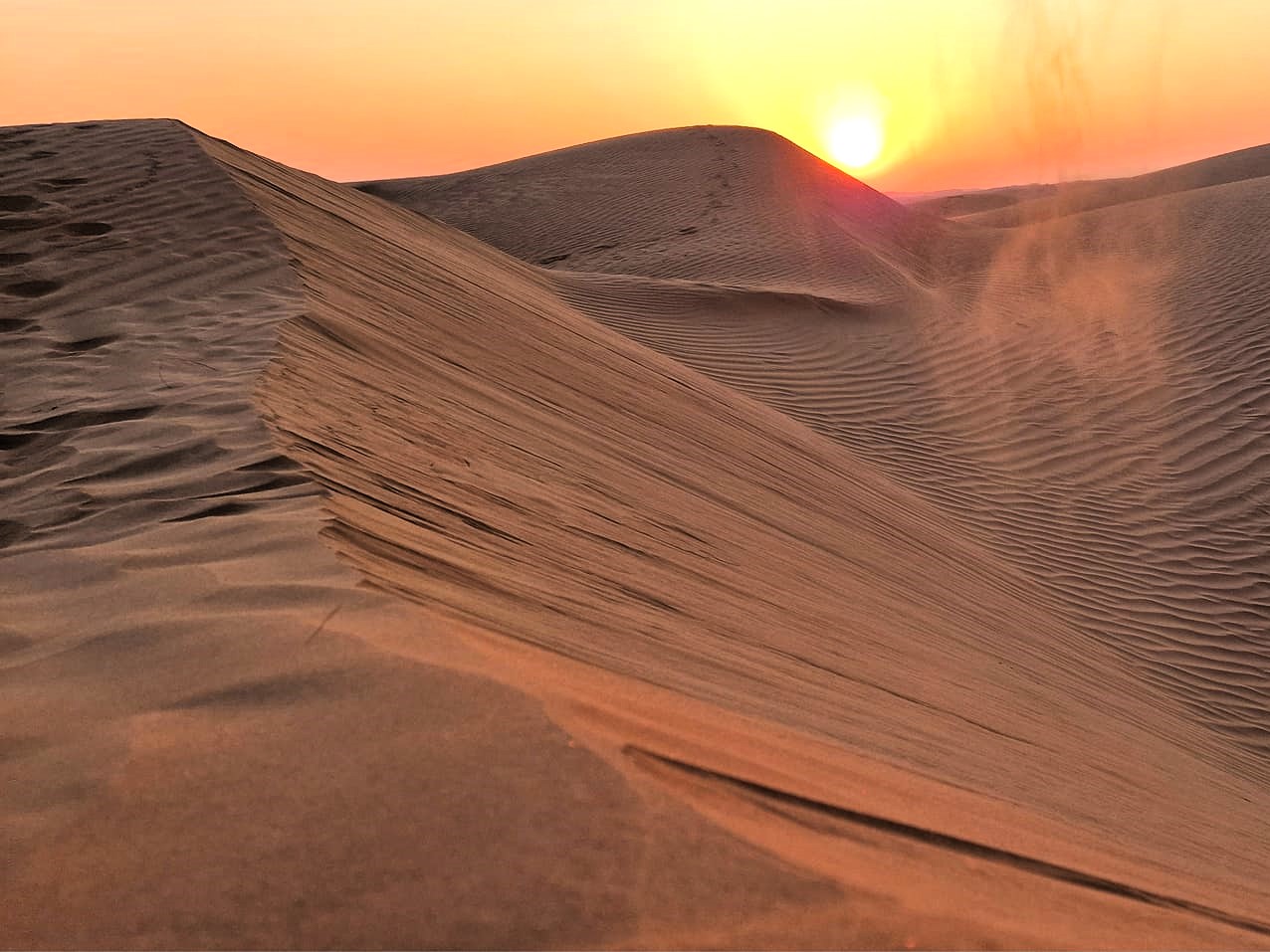 Vlnité písečné duny v poušti Rub al Khali při západu slunce