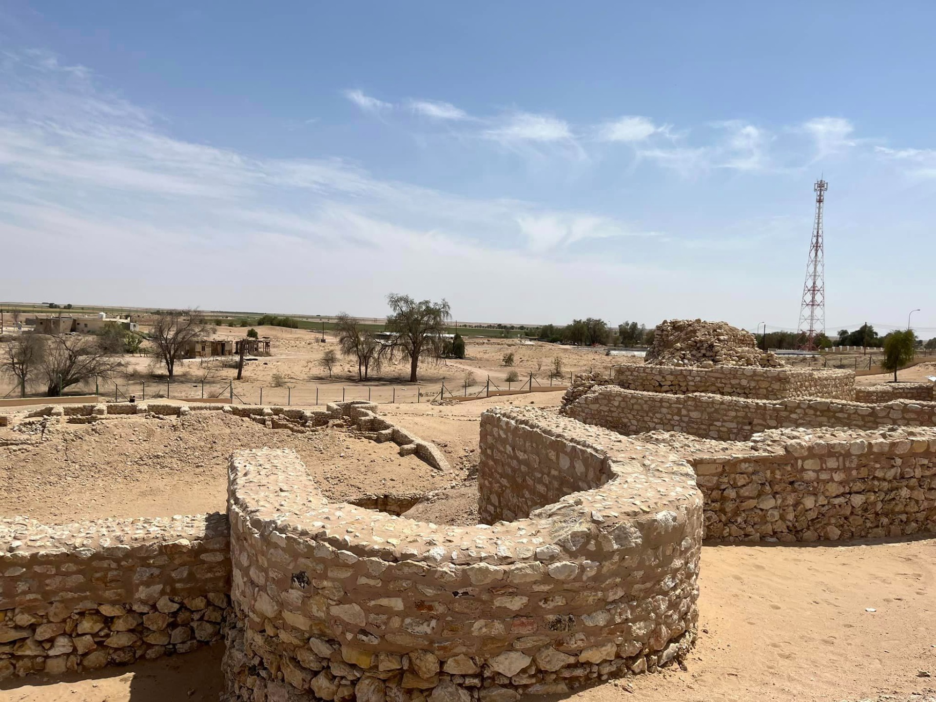 Archeologické ruiny Ubar v poušti Rub al Khali s kamennými zdmi