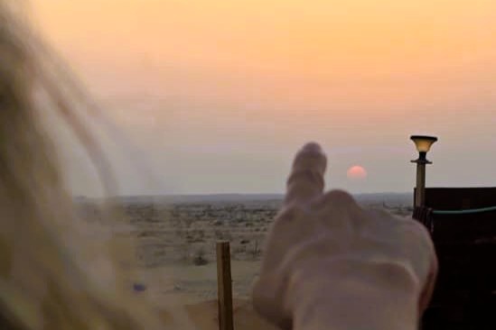 Výhled na ománskou poušť Rub al khalí při východu slunce
