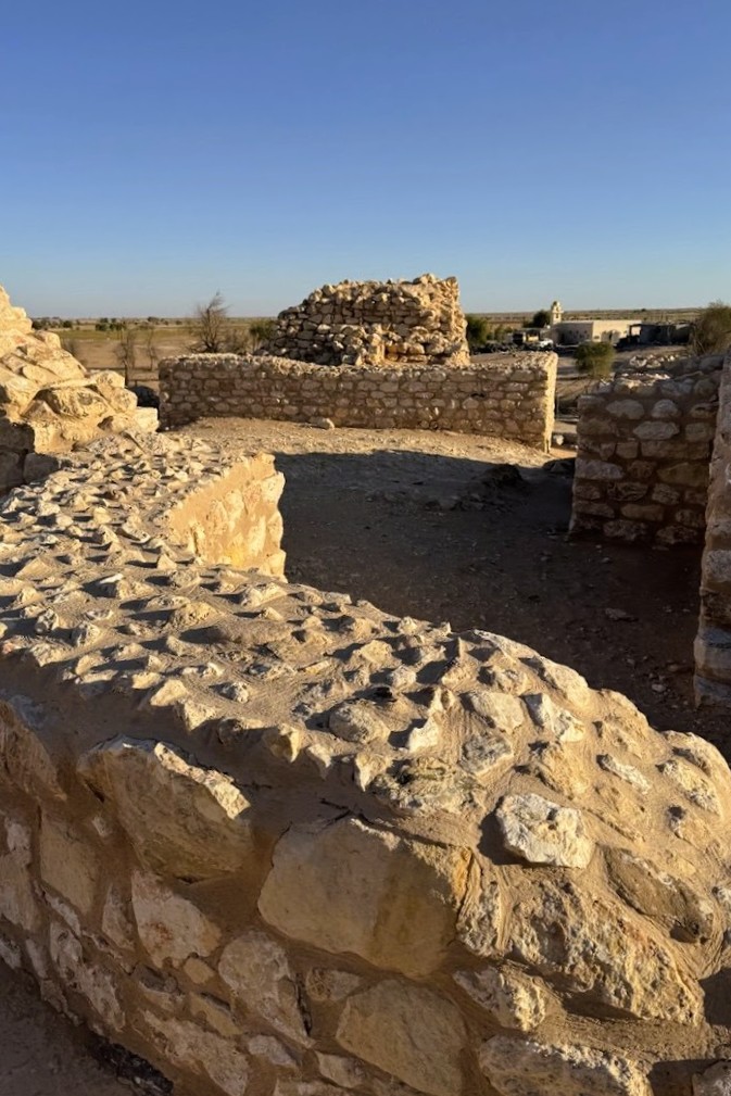 Archeologické ruiny Ubar v Ománu z kamenných zdí