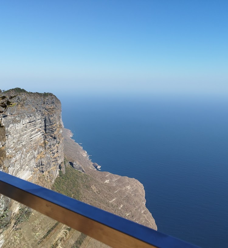 Skalnaté pobřeží s vyhlídkou Shaat v Ománu nad Indickým oceánem