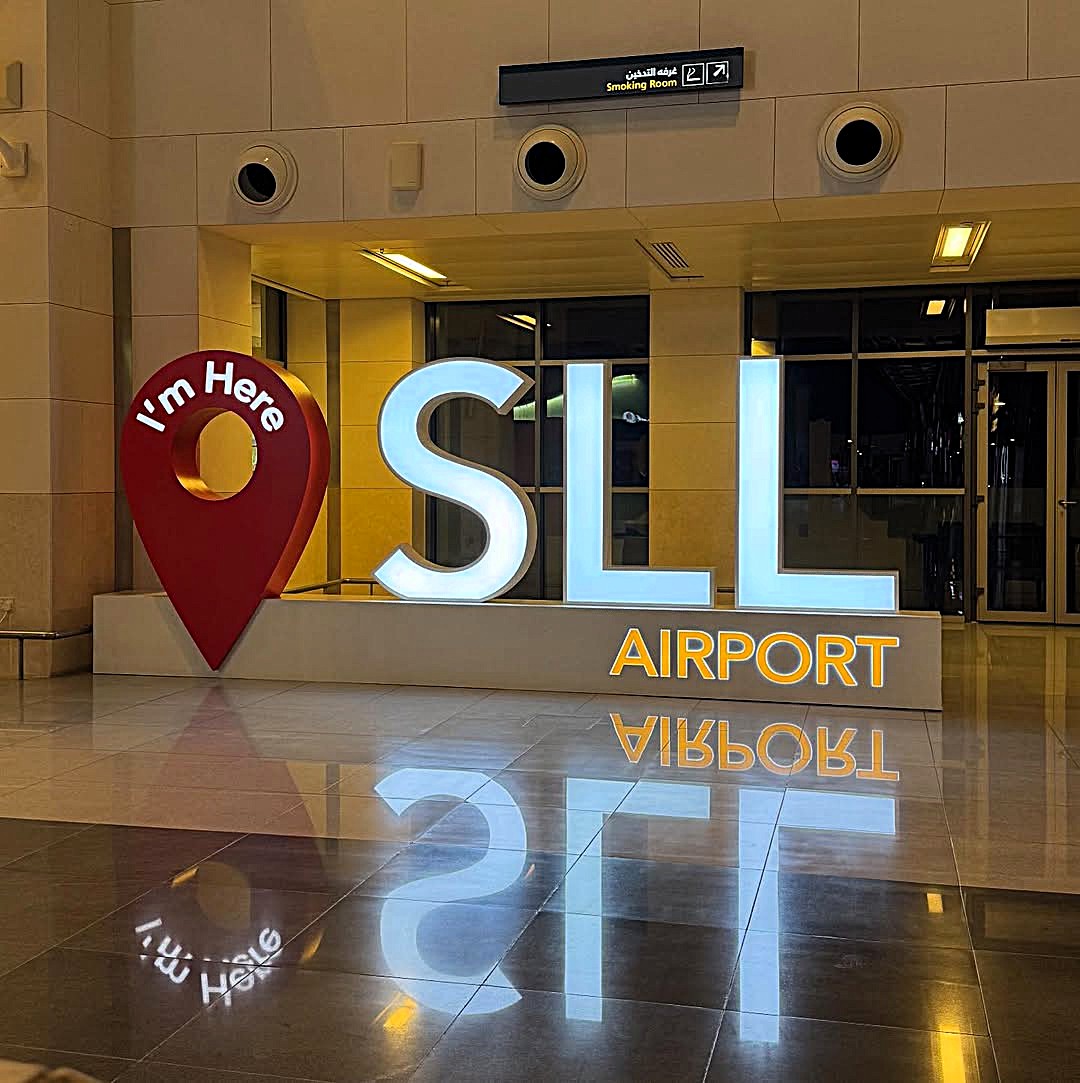 Vstupní hala letiště v Salalah v Ománu s velkým nápisem SLL a označením AIRPORT