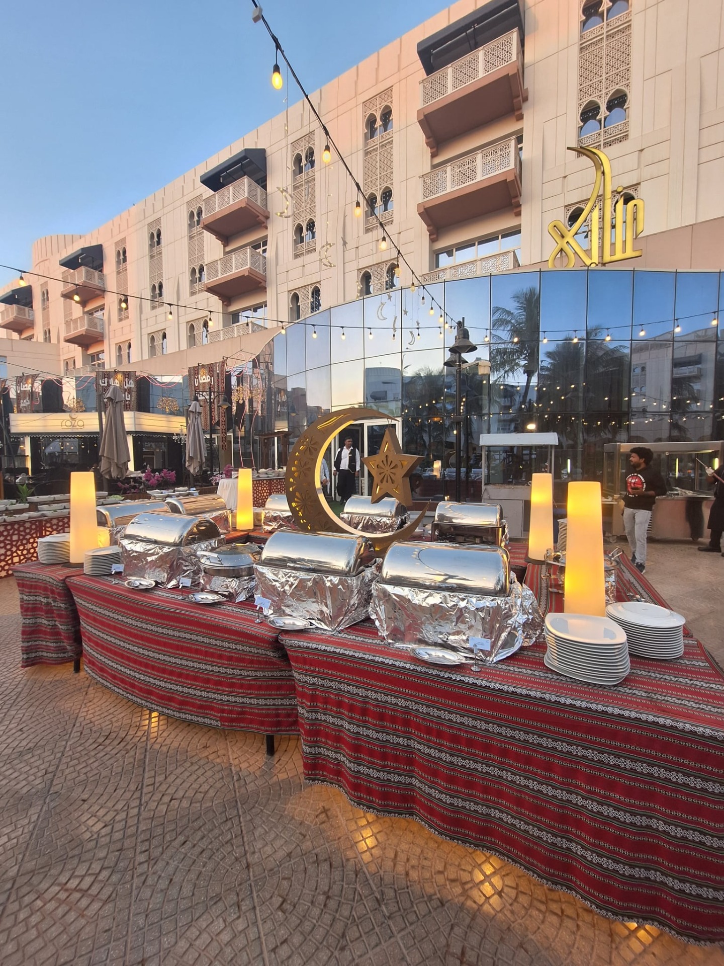 Venkovní iftar v hotelu Gardens hotel salalah s pozlacenými ramadánovými dekoracemi