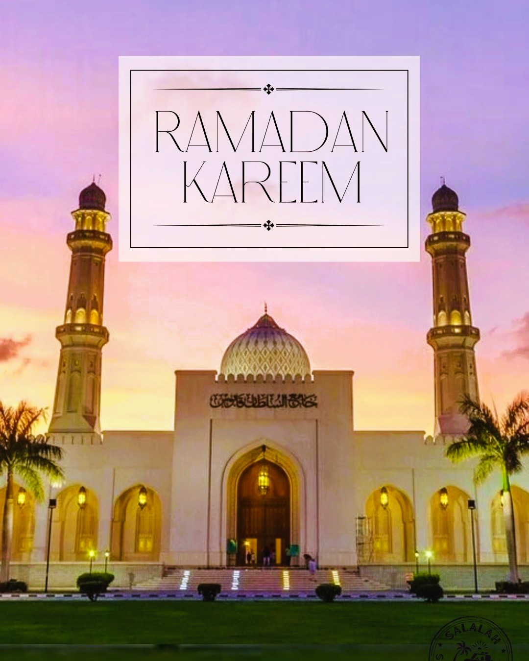Zlaté minarety a mešita sultána qaboose v Salalah při západu slunce, nad nimi nápis „Ramadan Kareem“ na plakátu.