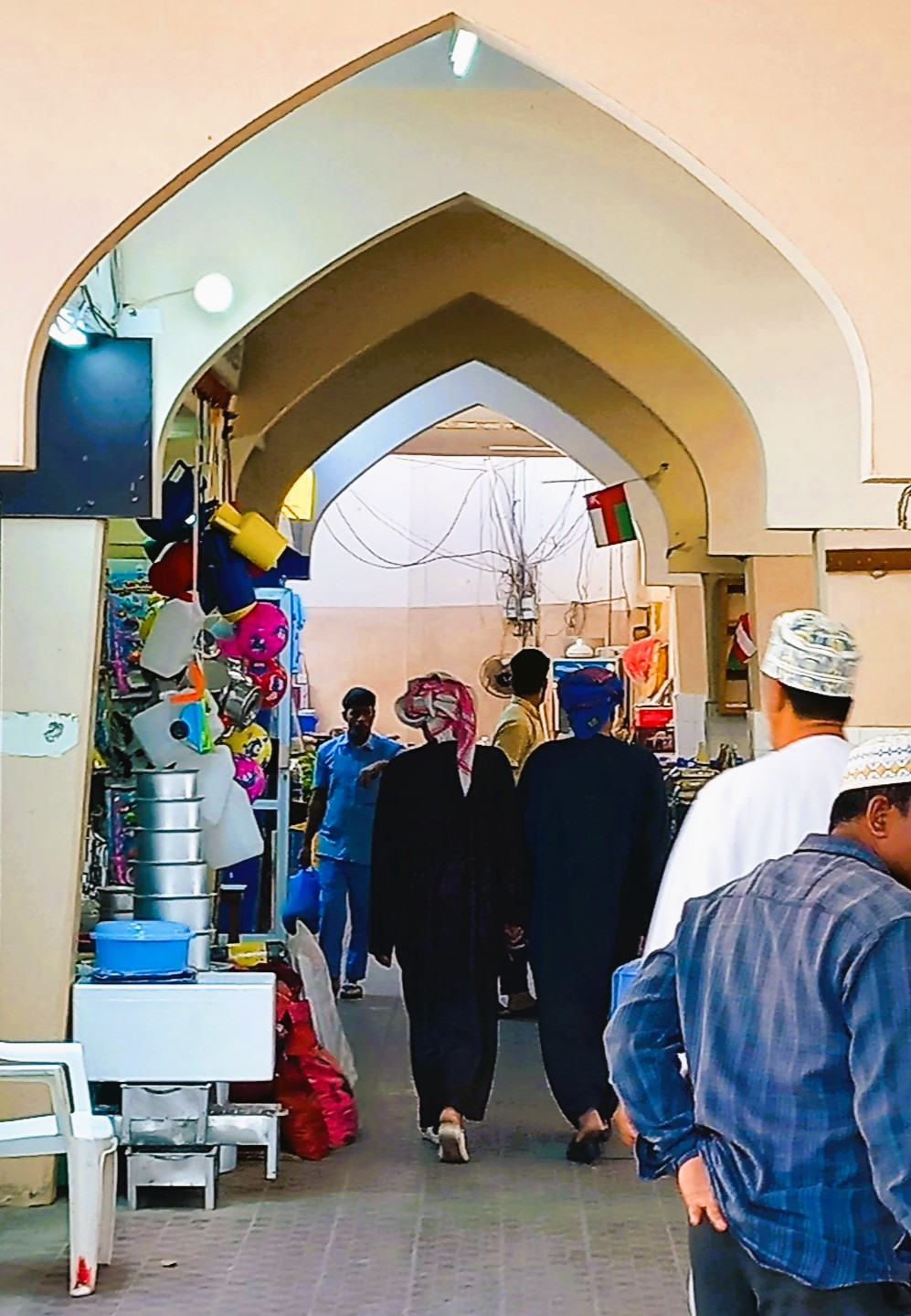 Vnitřní průchod Central market v Salalah lidé procházejí