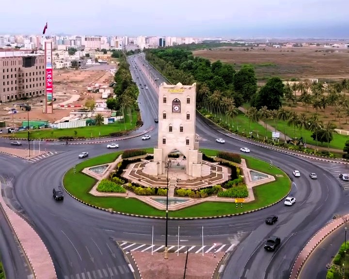 Letecký pohled na kruhový objezd s hodinovou věží Burj al Nahda v Salalah uprostřed,